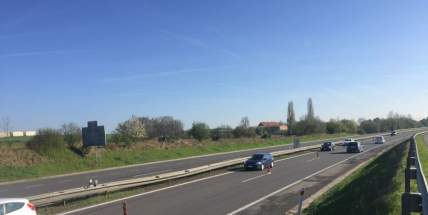 R4 bude zúžena téměř do konce května, ráno zde pracovali 2 lidé