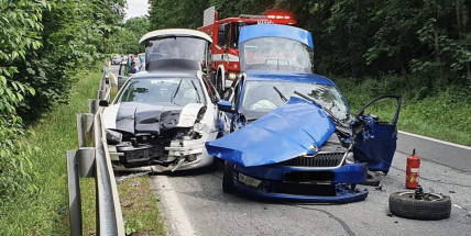 Po nehodě tří aut uzavřela policie silnici u Obor, dva zranění