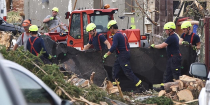 Na takové případy jsme cvičeni, ale toto nasazení zažíváme poprvé v životě, říkají středočeští hasiči ze zničených vesnic na jižní Moravě