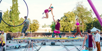 Skoky na teeterboardu nebo závěsná akrobacie. Cirk La Putyka se předvede v Příbrami