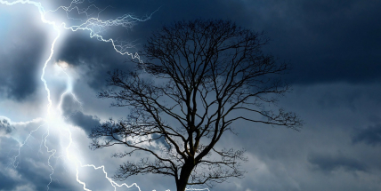 Očekávejte velmi silné bouřky s přívalovým deštěm a kroupami. Varování meteorologů platí i pro Příbramsko