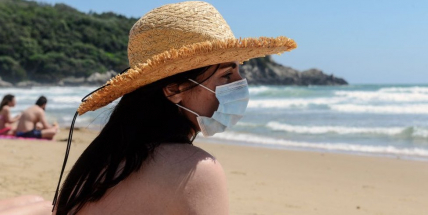 Vláda bude zvažovat testy po dovolené, první dávka očkování nebude stačit