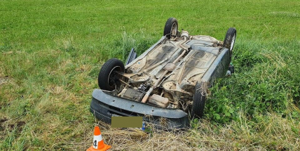 U Kamýku nad Vltavou nezvládl řidič zatáčku a převrátil auto na střechu, dva zranění