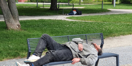Pobyt na náměstí 17. listopadu lidem „zpříjemňují“ bezdomovci a opilci na lavičkách