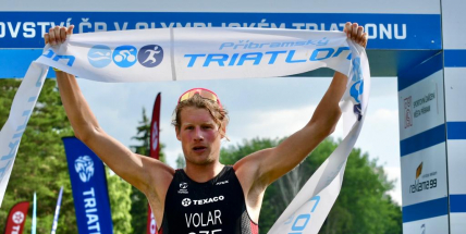 Triatlonista Volár získává mistrovský hattrick, ženský titul patří Hruškové