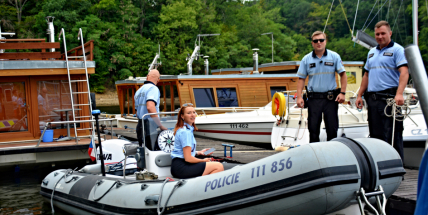 Hladinu Orlické přehrady křižovaly čluny Policie ČR a Státní plavební správy