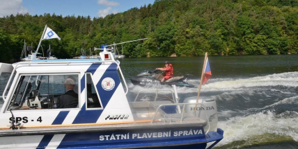 Lodě na Slapech budou muset zvolnit, nesmějí mít zvednutou špičku přídě nad vodu oproti zbytku plavidla