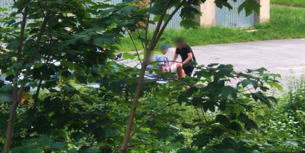 U příbramských ubytoven je málo herních prvků, děti si udělaly z auta doskočiště