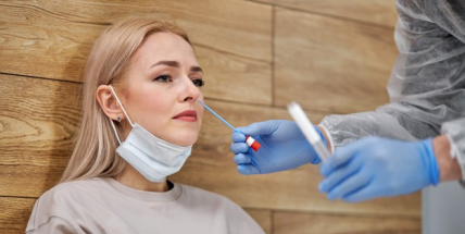 Přibylo 107 případů covidu, reprodukční číslo je nejnižší za týden