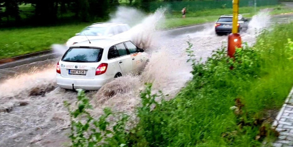 Nad Příbramí se prohnal přívalový déšť. Hasiči řeší popadané stromy, čerpají vodu ze sklepů a pomáhají čistit kanalizace