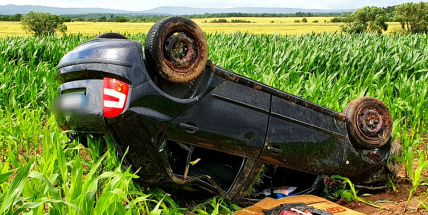 Auto u Rosovic skončilo na střeše mimo vozovku, na místo letěl vrtulník