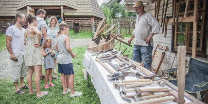 Ve skanzenu si vyzkoušíte drátování nebo tesařinu