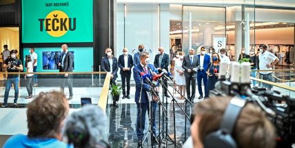 Na očkování bez registrace čekala ráno v OC Chodov skoro stovka lidí