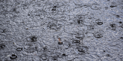 V úterý budou velmi silné bouřky s přívalovým deštěm a kroupami, varují meteorologové