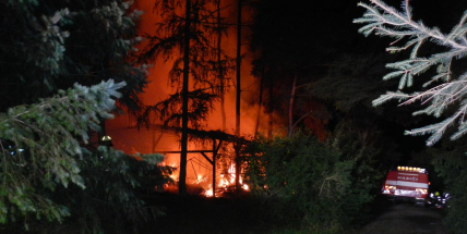 V kempu Radava shořelo 11 karavanů, obytný vůz i auto. Hasiči vyhlásili 3. stupeň poplachu