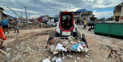 Doosan Bobcat pomáhá v tornádem postižených obcích