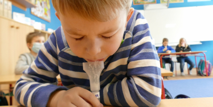 Maďar avizuje, že v září bude opět zavedeno testování ve školách a zaměstnání