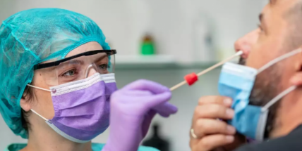 V úterý přibylo více než 300 nakažených, reprodukční číslo opět stouplo