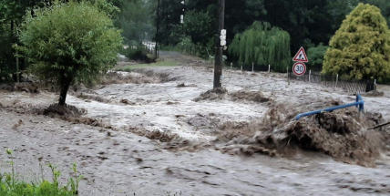 Hasiči na Příbramsku kvůli bouři evakuovali dva tábory, Brzina dosáhla stupně ohrožení