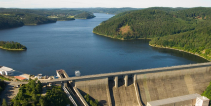 V Orlické přehradě se zhoršila kvalita vody, žádné nemoci z koupání zatím nehrozí