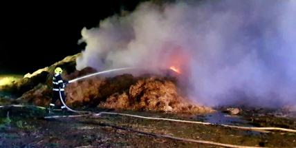 Tři hasičské jednotky v noci likvidovaly požár stohu u Pňovic