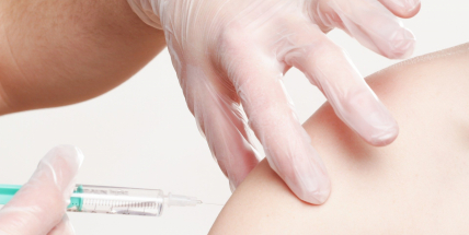 Další změna. Rozestupy mezi očkovacími dávkami se zkracují na 21 dní