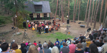 Tóny mezi stromy: Hudebně nabitý víkend na Skalce