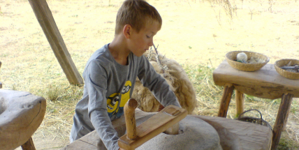 V archeoparku v Kovářově zažijete všední den raného středověku