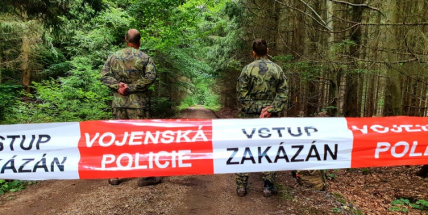 U Padrťských rybníků došlo k výbuchu, dva zraněné vojáky transportoval do nemocnice vrtulník