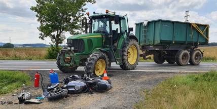 Na strakonické silnici narazil motorkář do traktoru. Policisté komunikaci obousměrně uzavřeli