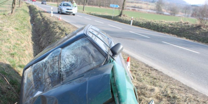 Po čelním nárazu zůstal řidič hospitalizovaný v nemocnici