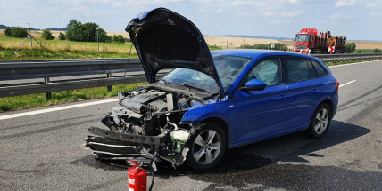 Nehoda dvou aut uzavřela dálnici D4 u Dubence