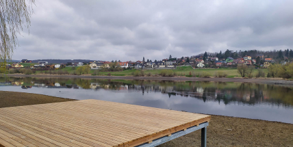Nová pravidla koupání na rybníku Papež zvedla na Dobříši vlnu nevole