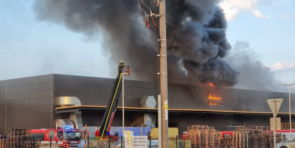 Při požáru hořovické lakovny byl vyhlášen třetí poplachový stupeň