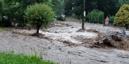 Meteorologové varují: Ženou se bouřky s přívalovými dešti a kroupami