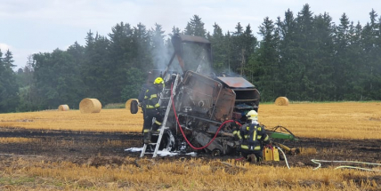 Čtyři hasičské jednotky likvidují požár pole u Dobříše. Vzplál i balíkovač