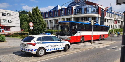 Policie hledá svědky dopravní nehody v Milínské ulici, při které srazil autobus nezletilou dívku
