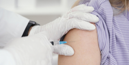 Zdravotníci v Česku aplikovali proti covidu přes 10 mil. dávek