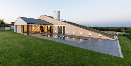 Dům se střešní zahradou v Dobříši zabojuje o stavbu roku ve Středočeském kraji