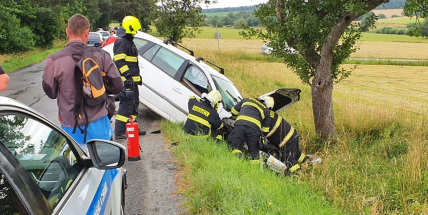 Opilý řidič u Příbrami narazil do stromu, policisté uzavřeli jízdní pruh na Narysov