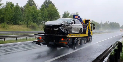 Ve vysoké rychlosti vyjelo auto z dálnice a narazilo do stromu. Tenista Veselý skončil s manželkou v nemocnici