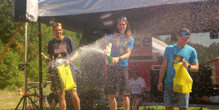 Triatlonoví borci se „vykoupali“ v potu i šampaňském