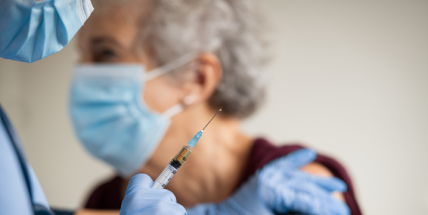 Ministerstvo rozhodne, zda je nutná třetí dávka očkování