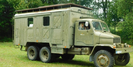 Tihle krasavci se neokoukají. Historická a vojenská vozidla zamíří do Rožmitálu
