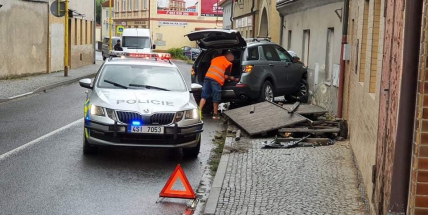 Jen jsem odešla od okna, nabouralo mi auto do baráku, říká majitelka domu v Rožmitálské ulici