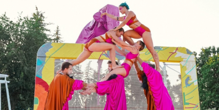 Šílené skoky na obřím teeterboardu, závěsná akrobacie i lety na trampolíně. V neděli se v Příbrami předvede Cirk La Putyka