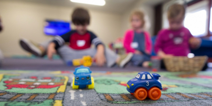 Počet dětí ve školkách loni meziročně klesl nejvíc za 15 let, školek ale přibylo