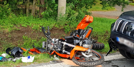 Na Příbramsku vletěl motorkář pod auto, na pomoc zraněnému spěchal vrtulník
