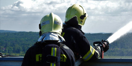 Hasiči cvičili zásah při požáru výškové budovy v Dobříši