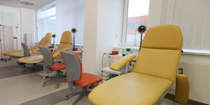 Počet dárců krve se stále snižuje, nemocnice bijí na poplach